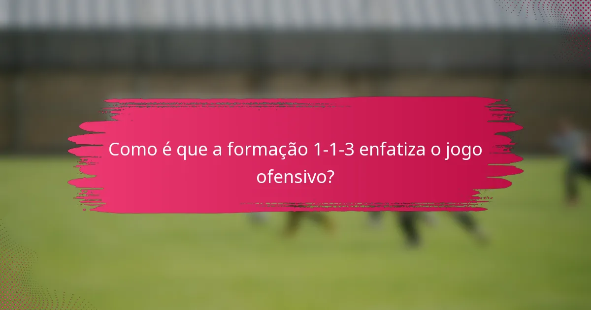 Como é que a formação 1-1-3 enfatiza o jogo ofensivo?